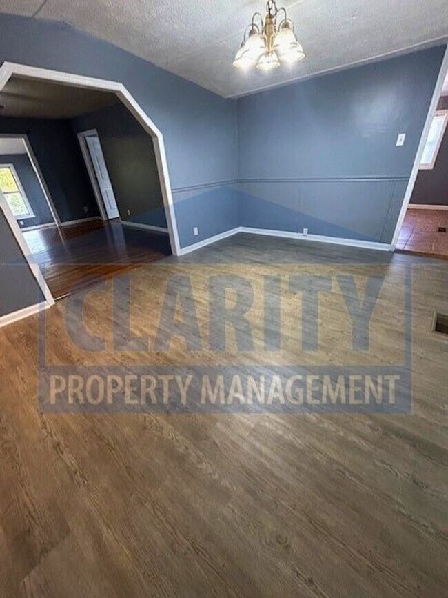 Building Photo - Spacious 3 bedroom, 2 bath home