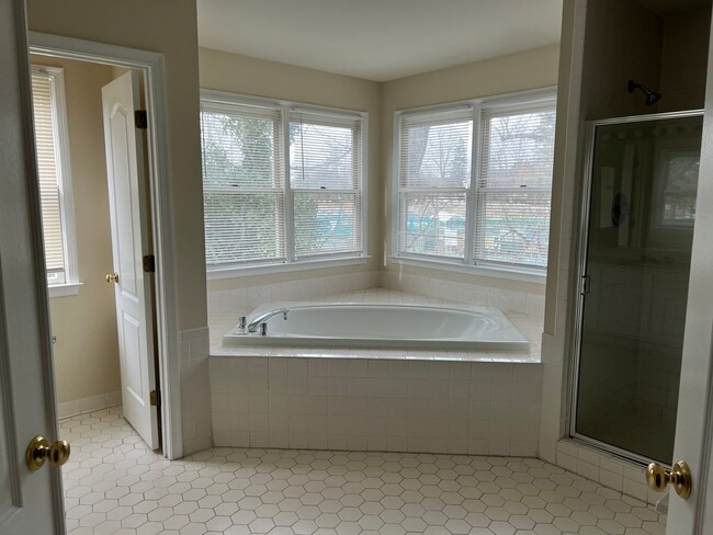 Building Photo - Spacious and Gracious, Close to EVERYTHING!