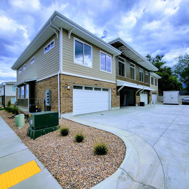 Building Photo - Spacious Home