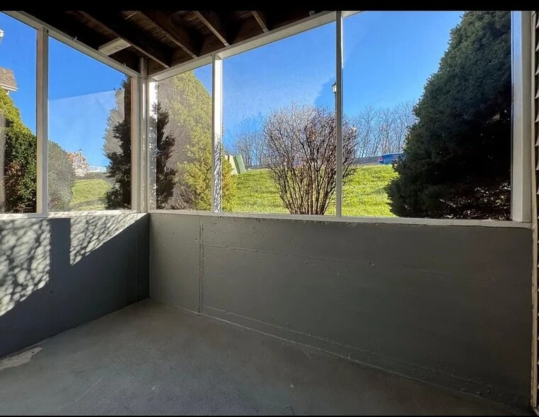 Building Photo - 648 Friars Ln