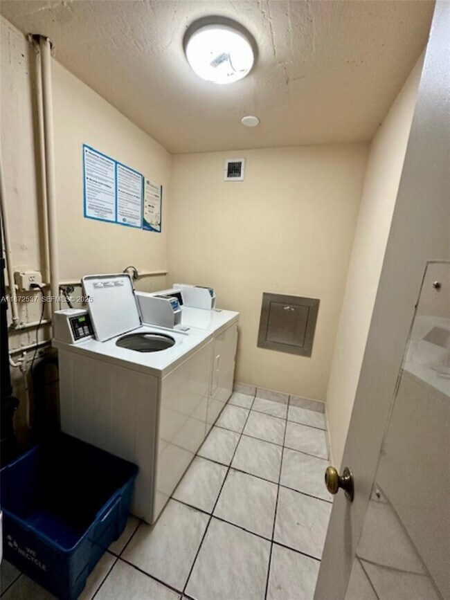 Building Photo - 1623 Collins Ave