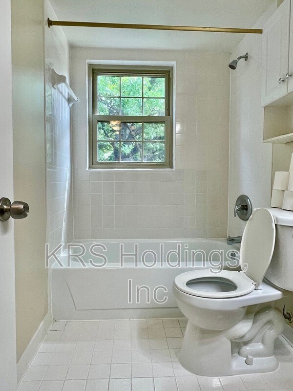 Building Photo - 1305 E Abingdon Dr