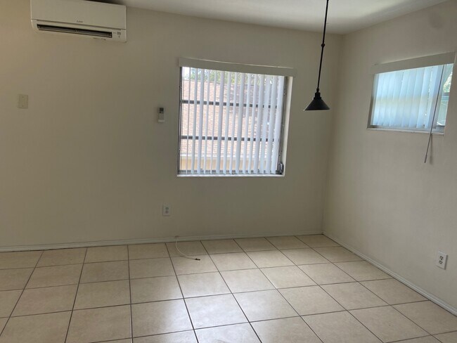 Building Photo - 997 Sunrise Dr