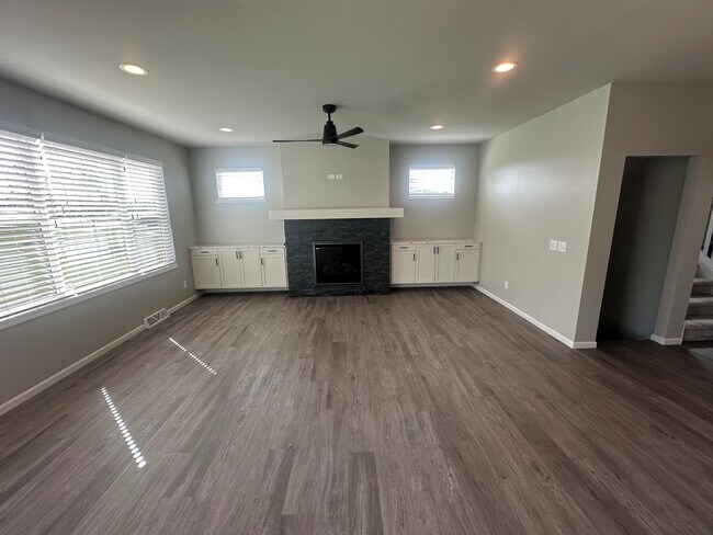 Building Photo - 533 Redan Dr