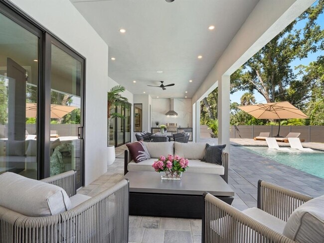 Building Photo - 2467 Hyde Park St