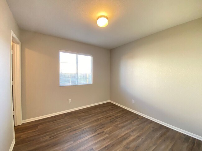 Building Photo - Echo Village Beauty!