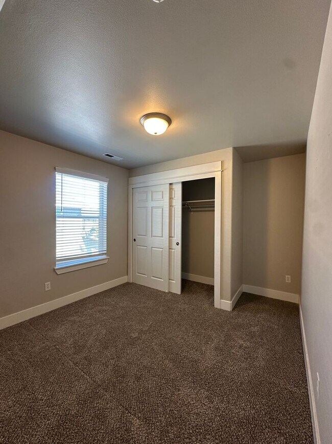 Building Photo - Beautiful home in SE Bend near Jewell Elementary!