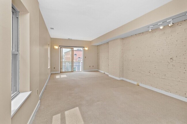 Building Photo - 296 Meridian St