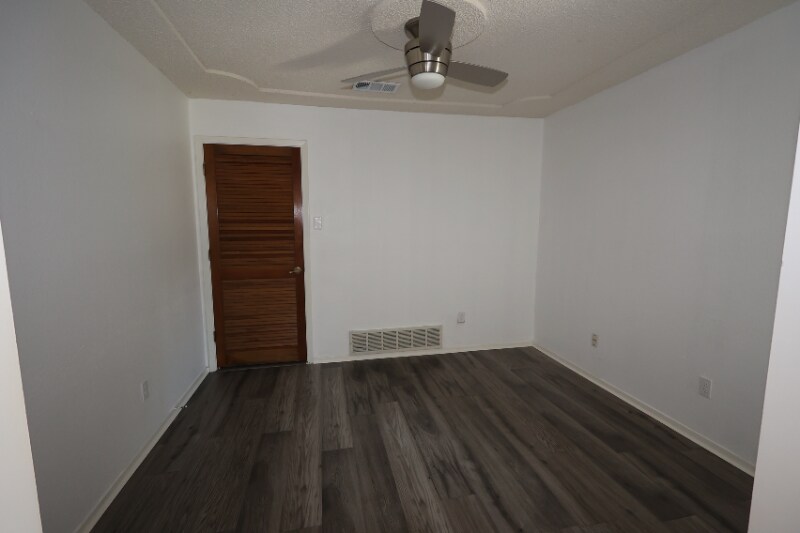Building Photo - 412 Live Oak Dr
