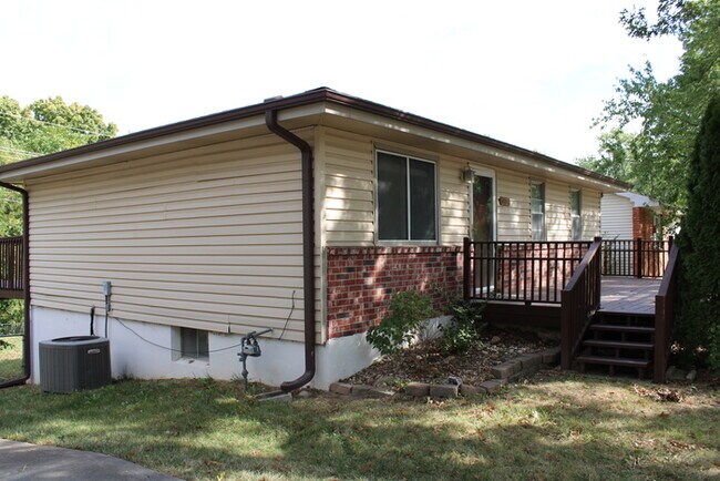 Building Photo - Spacious 4 bedrooms and 2 bathrooms in Kan...