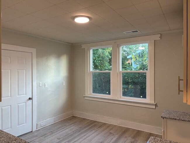 Building Photo - 225 Poplar St