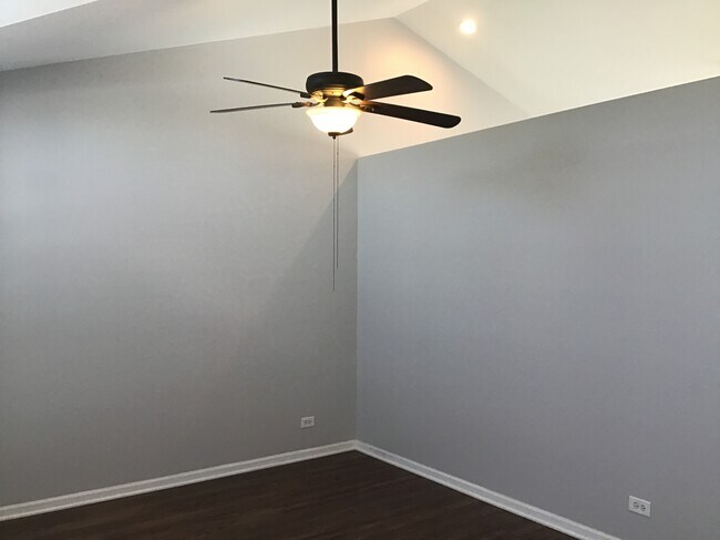 Building Photo - 1559 Parkside Dr