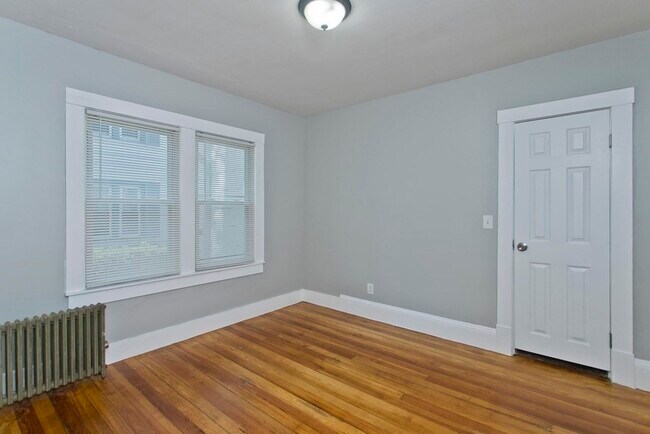 Building Photo - 54 Draper St