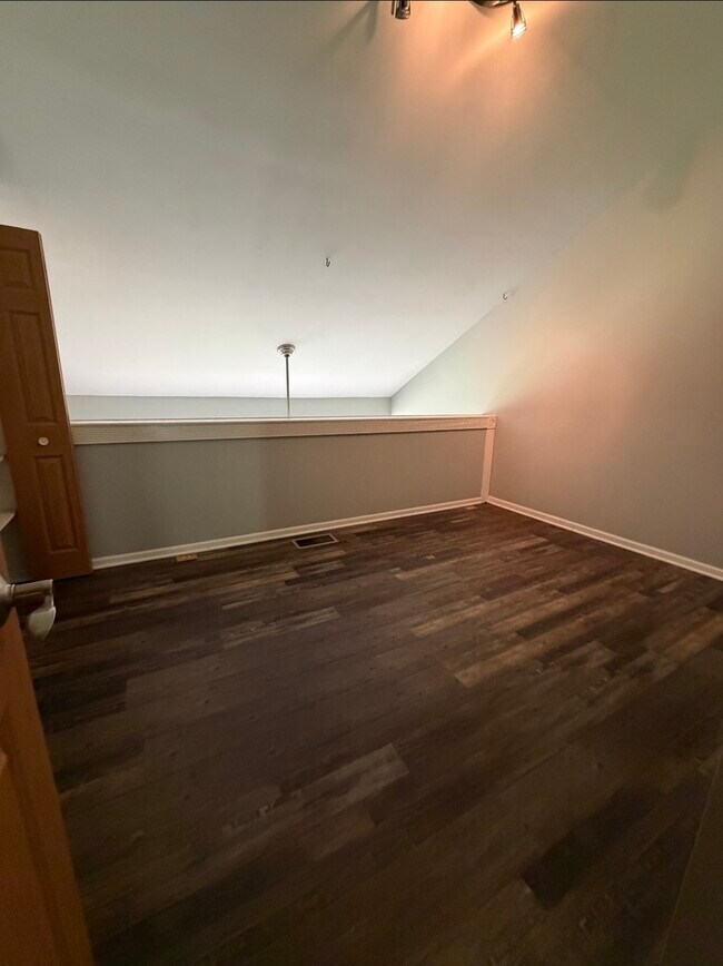 Building Photo - 5915 Meadow Dr