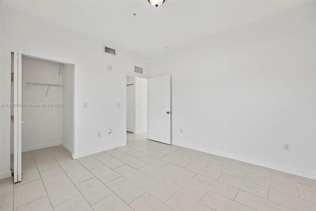 Building Photo - 405 E 7th St