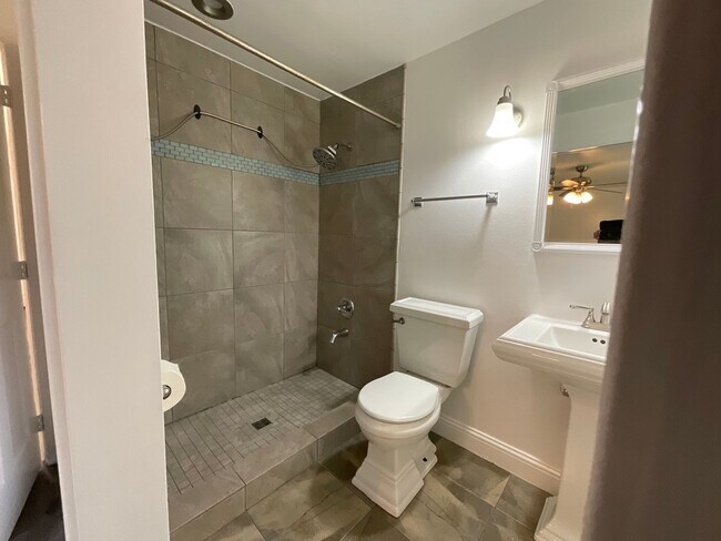 Building Photo - Beautiful 3 Bedroom 2 Bath Home at Lawrence Lake!