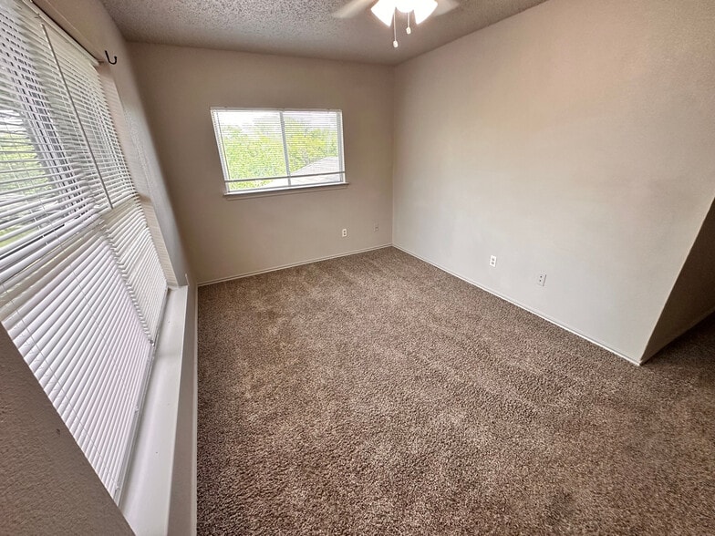 Building Photo - Room in House on Heyerdahl Dr