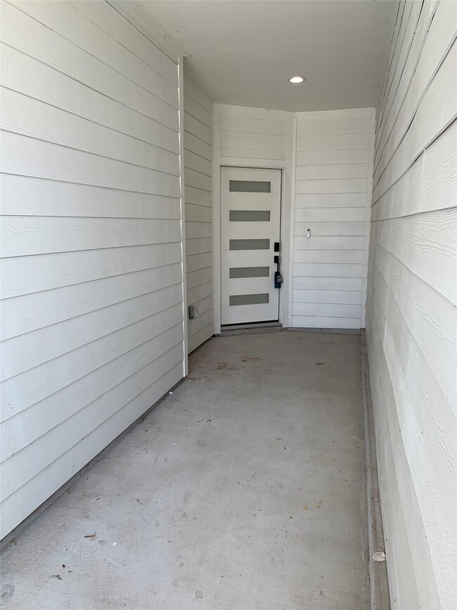 Building Photo - 9026 Scott St