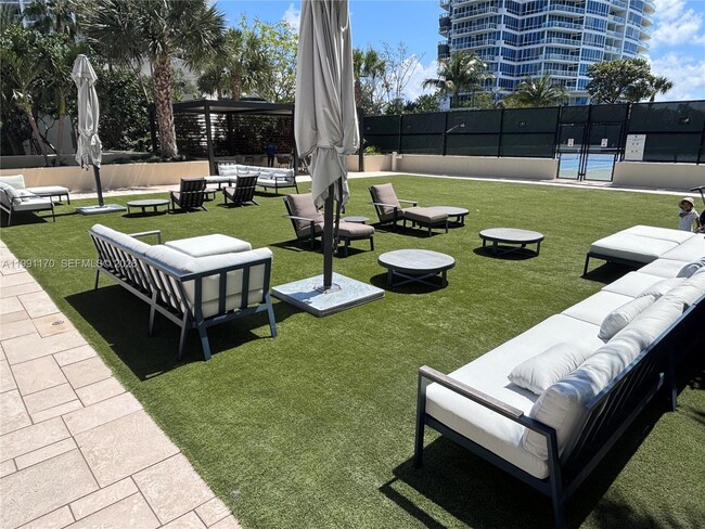 Building Photo - 400 South Pointe Dr