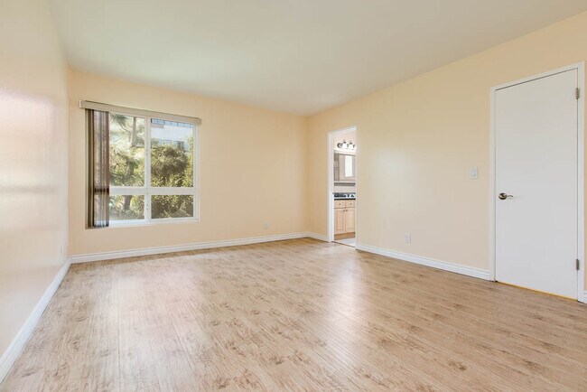 Building Photo - 1242 S Barrington Ave