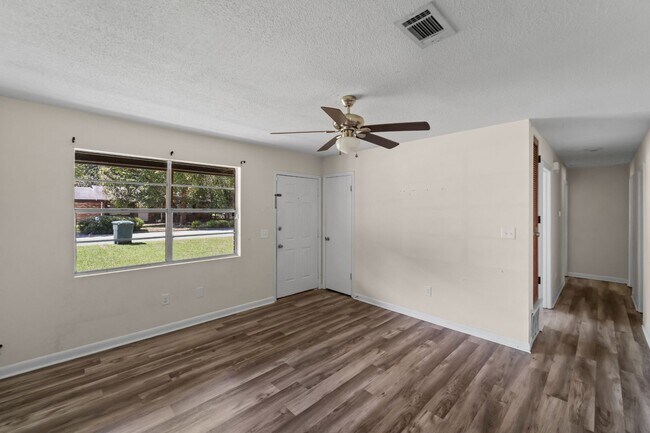 Building Photo - 234 Deerwood Dr
