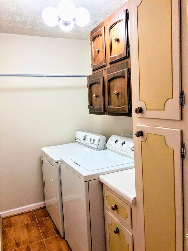 Building Photo - 3 bedroom 2.5 bathroom Home Near UGA and on the UGA Busline!