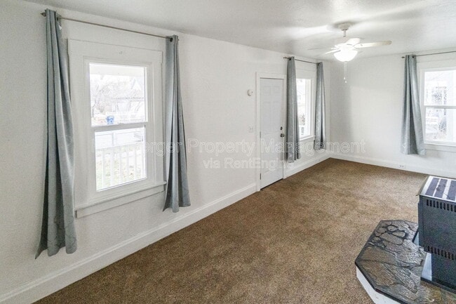 Building Photo - 2911 E Rowan Ave