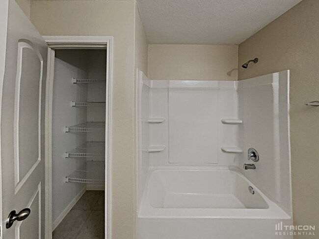 Building Photo - 425 Palomino Stand Dr