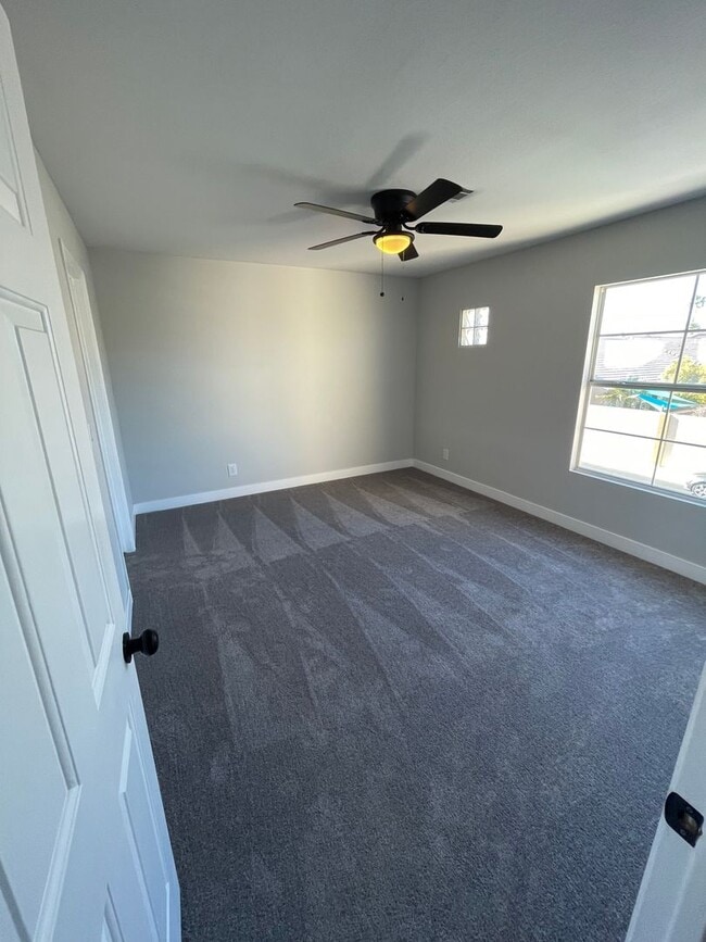 Building Photo - Beautiful 4 bedroom home located in the Shores