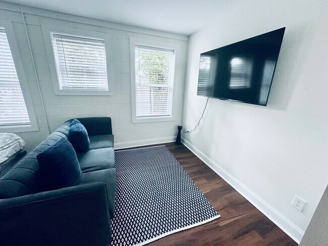 Building Photo - 107 David St