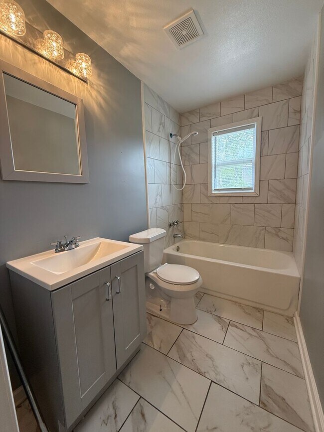 Building Photo - Modern Comfort Meets Convenience – 2BR available now!