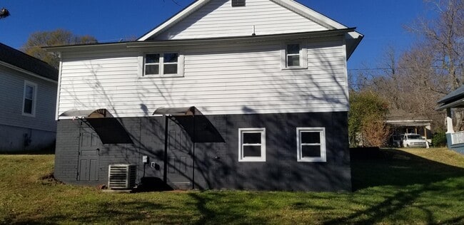 Building Photo - 406 N 4th St