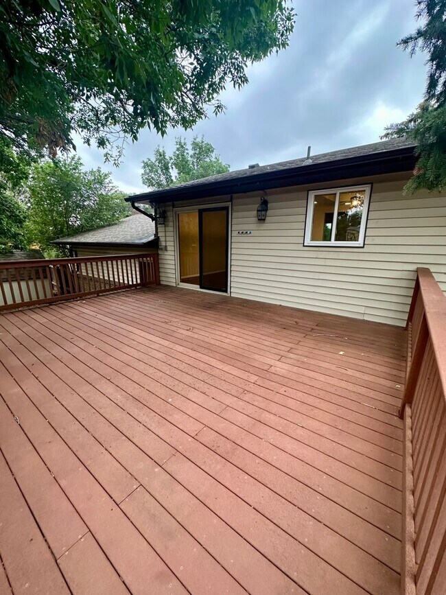 Building Photo - Updated Split-Level Gem | 5BD, 3BA | Large...