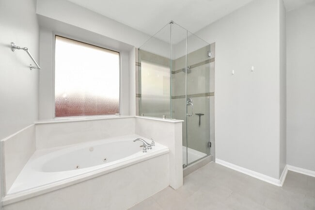 Building Photo - 14302 Jaubert Ct