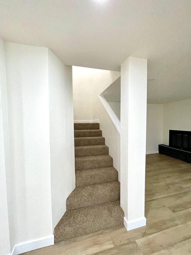 Building Photo - Gorgeous 2-Story Home with Golf Course Views and Modern Amenities!