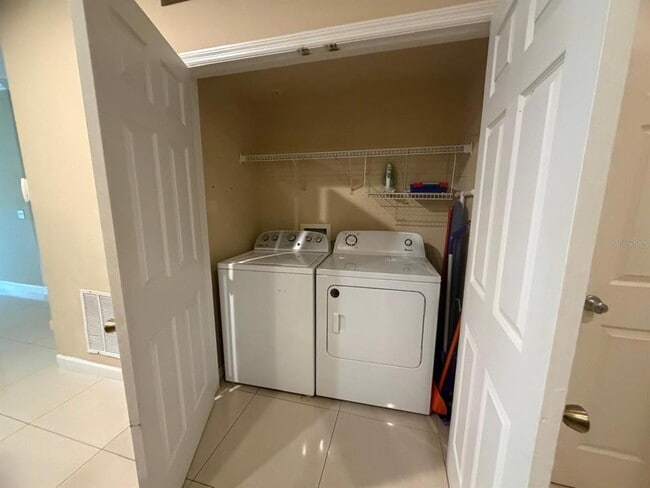 Building Photo - 3041 Ashland Ln S