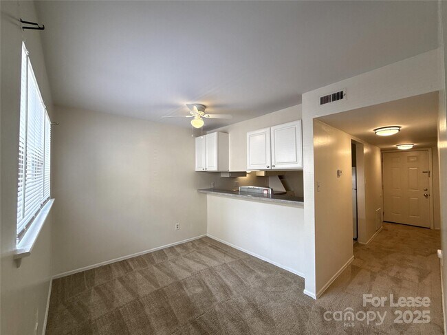 Building Photo - 1605 Merry Oaks Rd