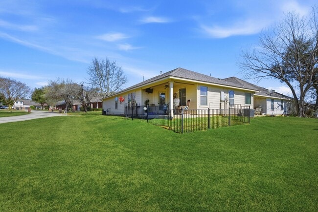 Building Photo - 102 Golfview Ct