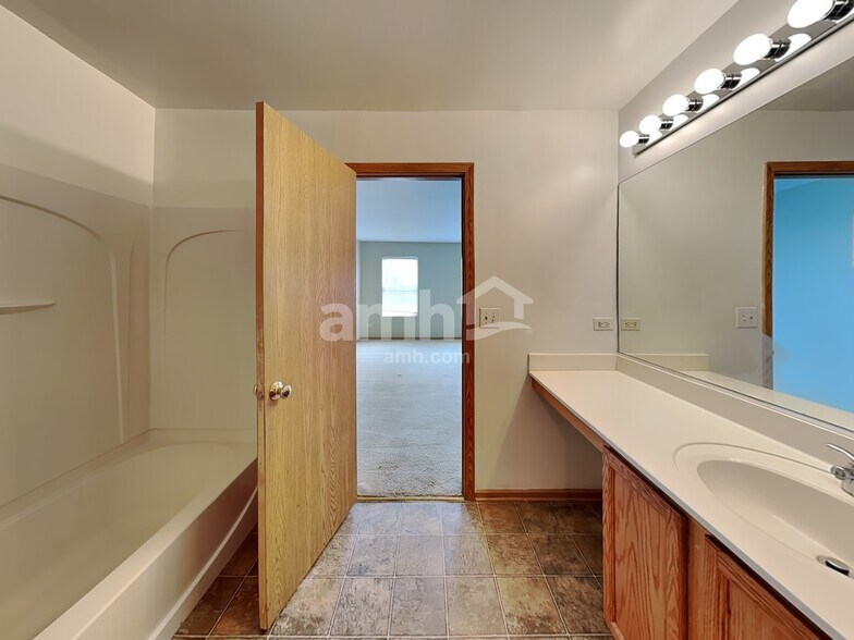 Building Photo - 14420 General Dr