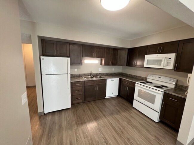 Building Photo - Convenient Downtown Location!