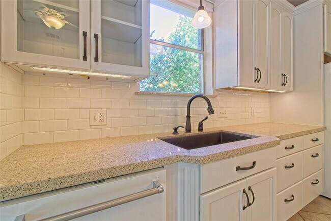 Building Photo - 301 Derby Ln