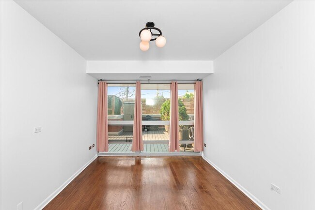 Primary Photo - 744 W Fullerton Ave