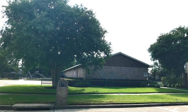 Building Photo - 11318 Beauvoir Dr