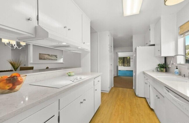 Building Photo - 3 bedroom, 3 bath home in the heart of San...