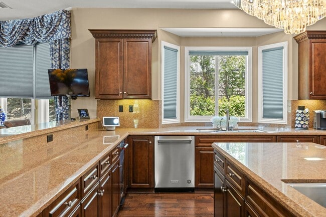 Building Photo - Exquisite Luxury Living in the Moorpark Co...