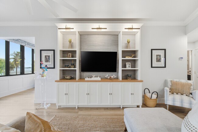 Building Photo - 150 SE Four Winds Dr