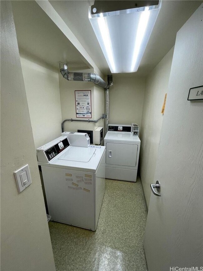 Building Photo - Seaside Suites: 1-Bedroom, 1-Bath, 1 parking!