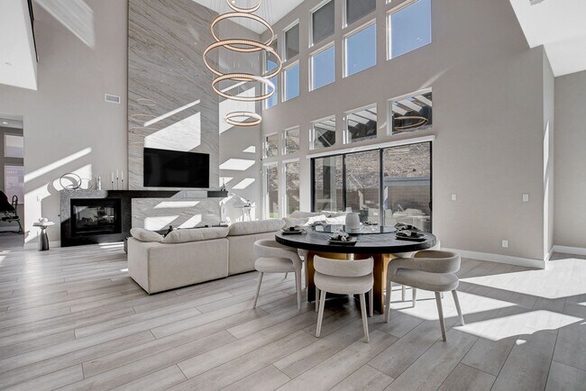 Building Photo - Mesa Ridge Luxury Oasis Feathertop