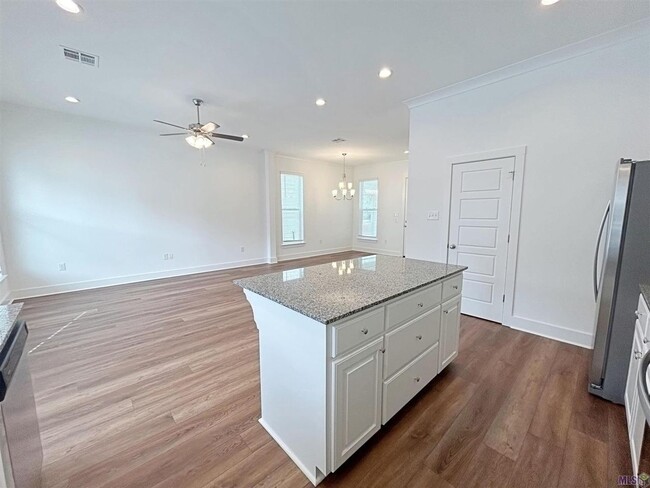 Building Photo - 3 Bedroom Townhome near LSU available July...