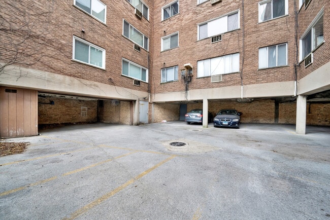 Building Photo - 7120 N Sheridan Rd